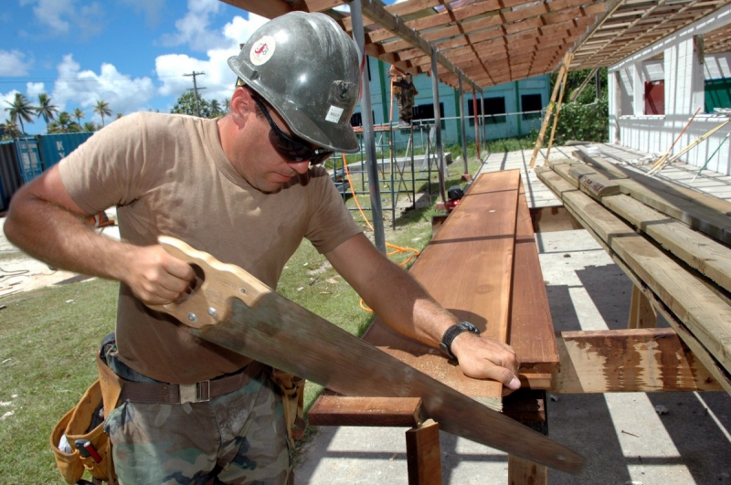 charpentier-COMPS SUR ARTUBY-min_worker_construction_building_carpenter_male_job_build_helmet-893290